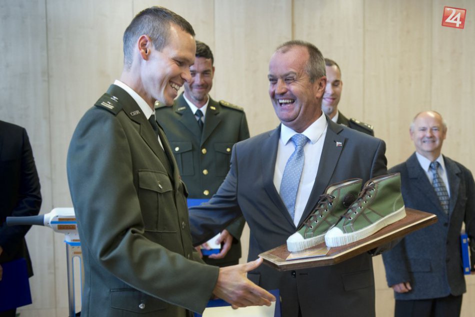Ilustračný obrázok k článku FOTO: Tóth sa dočkal veľkej pocty. Hodnosť nadporučík aj nevšedné dary od ministra
