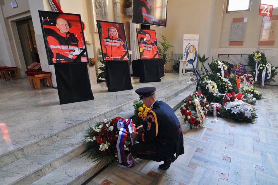 Ilustračný obrázok k článku Dojímavá rozlúčka so záchranármi: Zvuk sirén sa miešal s vrtuľou krúžiacej helikoptéry