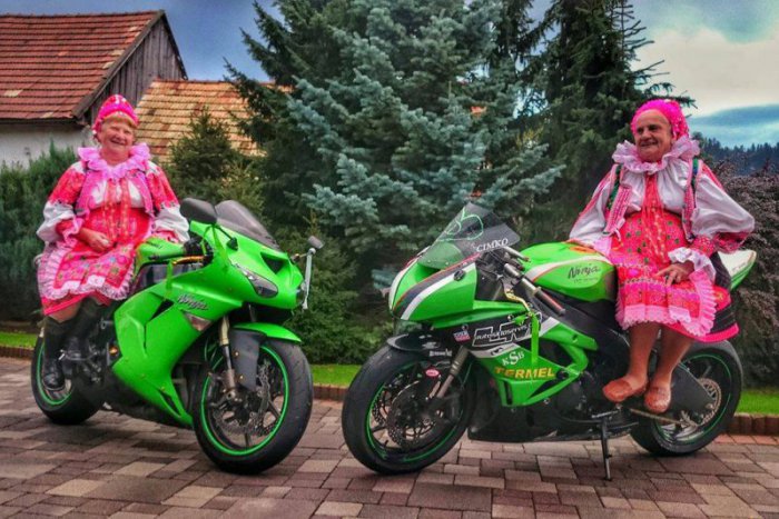 Ilustračný obrázok k článku FOTO: Kuriózny svadobný zážitok. Tetušky v krojoch na silných strojoch!