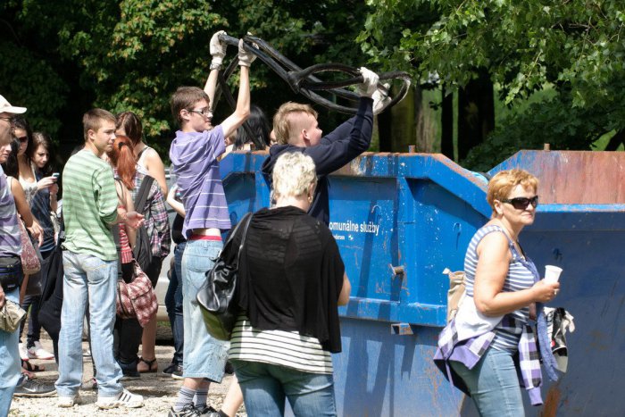 Ilustračný obrázok k článku Pripravte sa jesenné upratovanie: ROZPIS turnusov v Nitre!