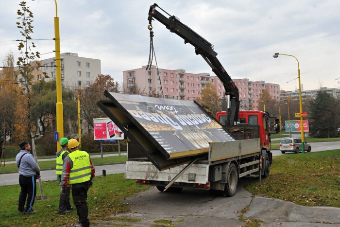 Ilustračný obrázok k článku Boj proti nelegálnym bilbordom v Nitre pokračuje: Stavebníkom hrozí pokuta