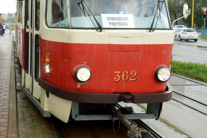 Ilustračný obrázok k článku Smrť na koľajniciach: Chodec neprežil zrážku s električkou