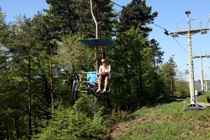 Ilustračný obrázok k článku Lanovka na Kamzík po veternej smršti opäť denne premáva