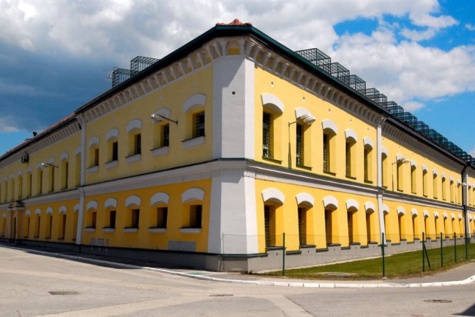 Ilustračný obrázok k článku V leopoldovskej väznici padol náhodný výstrel: Jeden zo strážnikov utrpel priestrel nohy