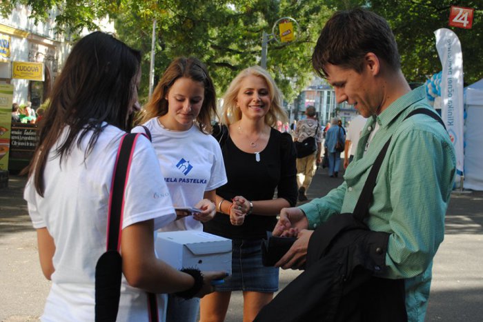 Ilustračný obrázok k článku Biela pastelka kreslí pod Tatrami: Dobročinný projekt osloví srdce každého