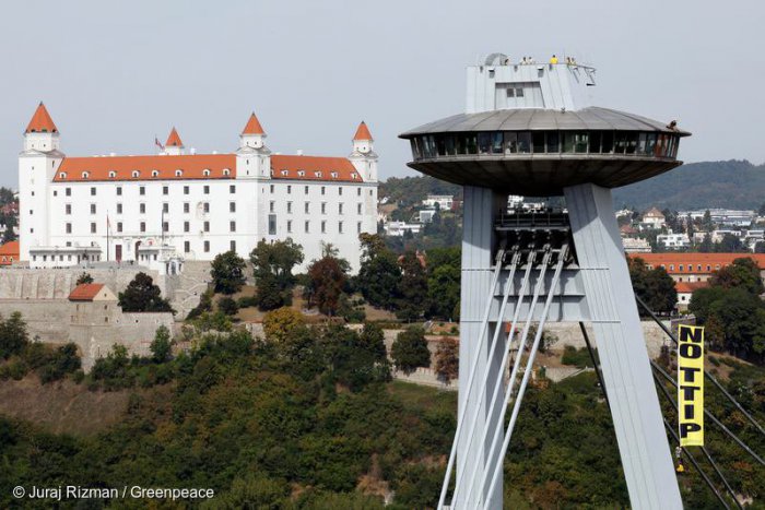 Ilustračný obrázok k článku Protest Greenpeace. Hnutie spustilo z Mosta SNP veľký protestný transparent