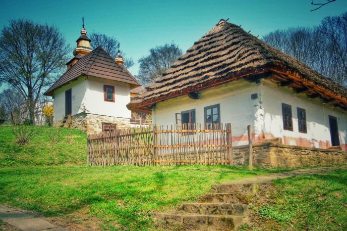 Ilustračný obrázok k článku Čo hovoria čísla? Návštevníkov v zámku i skanzene pribúda