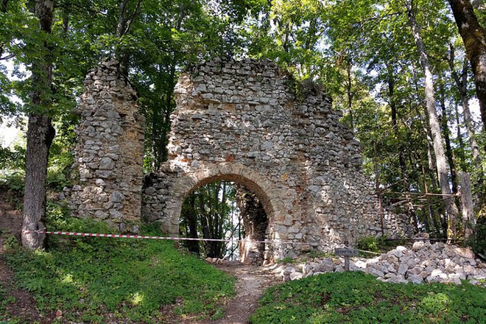 Ilustračný obrázok k článku Práce na Muránskom hrade: Do pozornosti sa dostala hlavná veža i palác, FOTO