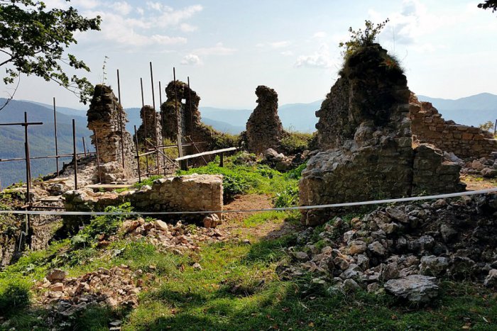 Ilustračný obrázok k článku Muránsky hrad chcú obnovovať aj budúci rok: Už len dať dokopy partiu