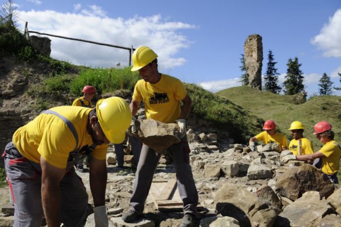 Ilustračný obrázok k článku Projekt obnovy hradov: Práca sa našla pre stovky ľudí