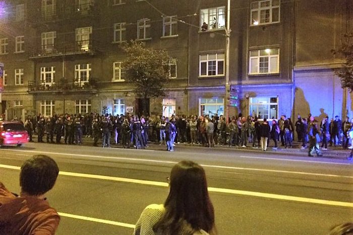 Ilustračný obrázok k článku Párty u Rada: Protestujúcim robili spoločnosť desiatky príslušníkov polície a ťažkoodencov