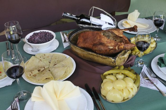 Ilustračný obrázok k článku Kedysi cisárske, dnes najmä husacie: Hody prehýbajú stoly plné dobrôt už stáročia