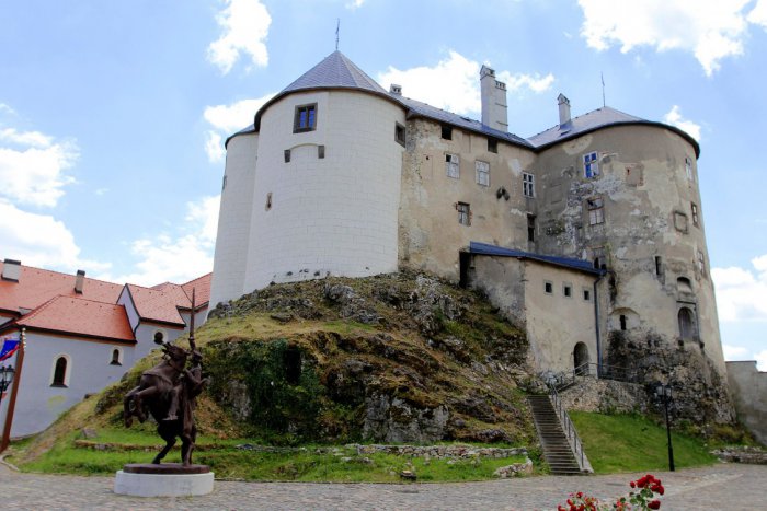 Ilustračný obrázok k článku Mimoriadny nález na Hrade Ľupča. Unikátny portál s motívom čiernych sŕdc