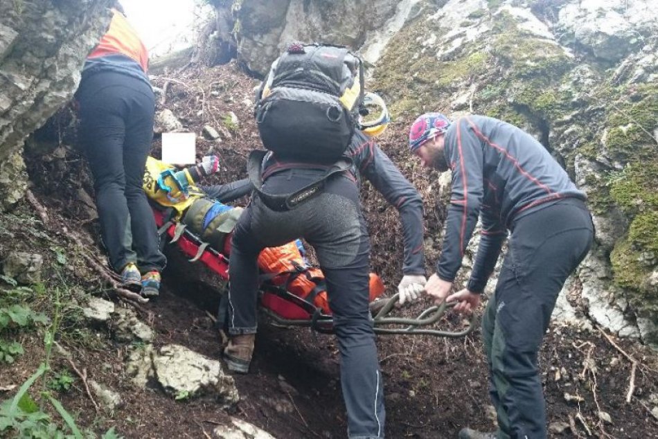 Ilustračný obrázok k článku Zásah pod Májekovou chatou: Záchranári ratovali turistku (39) po páde