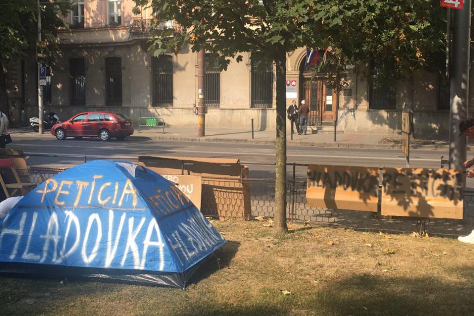 Ilustračný obrázok k článku Odštartovala hladovka proti prideľovaniu bytov politikom!