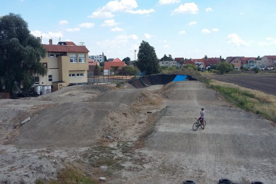 Ilustračný obrázok k článku Dobudovaním bikrosovej dráhy vo Vajnoroch chcú k športu pritiahnuť deti a mládež