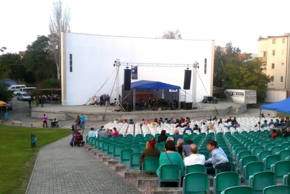 Ilustračný obrázok k článku Milovníci filmov sa potešia: Mesto chce vybaviť amfiteáter modernou technológiu