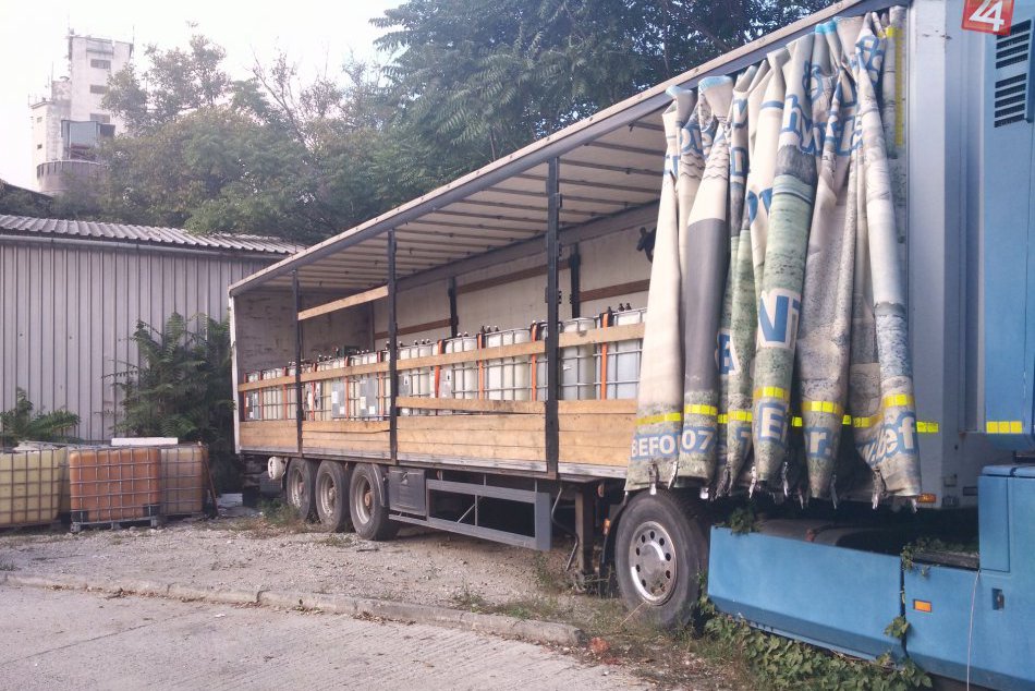 Ilustračný obrázok k článku FOTO + VIDEO: Colníci zaistili milióny nelegálnych cigariet aj tisícky litrov nafty