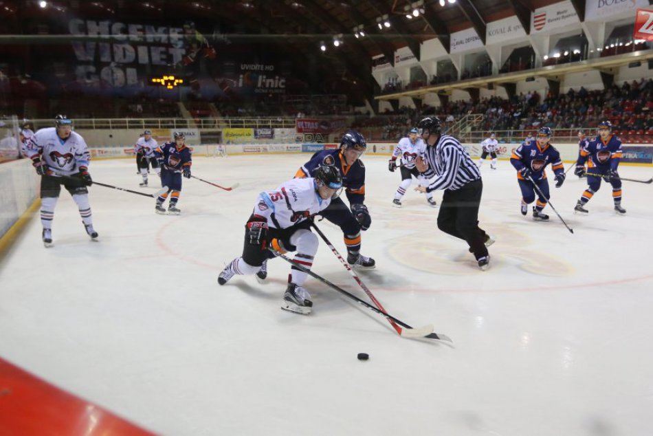 Ilustračný obrázok k článku FOTO a VIDEO: Bystrickí hokejisti zdolali dvadsiatku. Doma si schuti zastrieľali