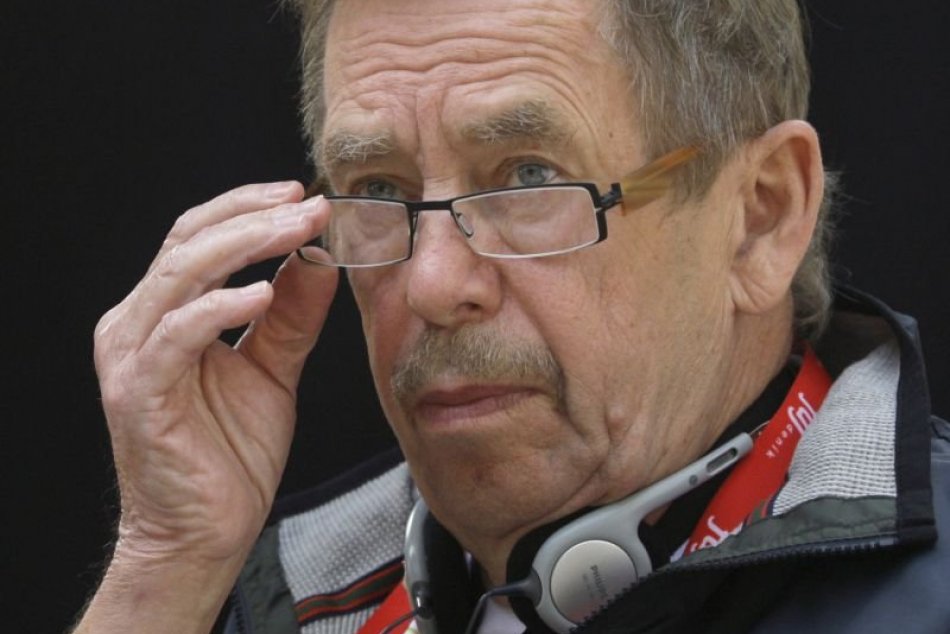 Ilustračný obrázok k článku Česi spomínali na Havla na koncerte aj omši: Vence a kvety nosili nielen k hrobu