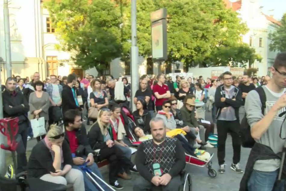 Ilustračný obrázok k článku Na Námestí SNP sa na čele s osobnosťami protestovalo proti Ficovi a korupcii