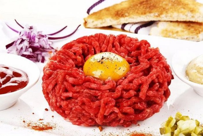 Ilustračný obrázok k článku HLASUJTE: Hygienici chcú zakázať predaj „tataráku“. Je to podľa vás dobrý krok?