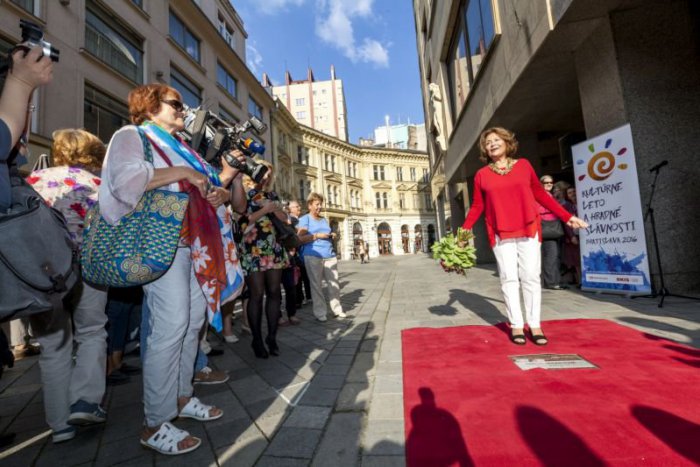 Ilustračný obrázok k článku Pocta pre veľkú herečku. Meno Emílie Vášáryovej je už na chodníku slávy