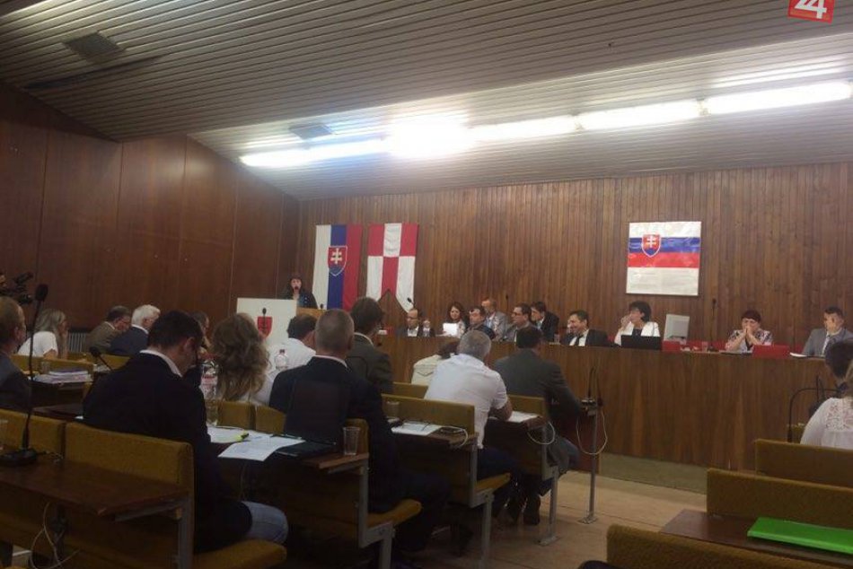 Ilustračný obrázok k článku Na zvolenskom zastupiteľstve prepukli vášne. Slovné súboje pre otváracie hodiny