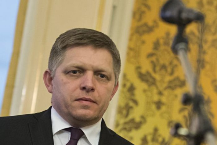 Ilustračný obrázok k článku SVET O SLOVENSKU: Takúto nakladačku Fico ešte nedostal! Vraj patrí do basy