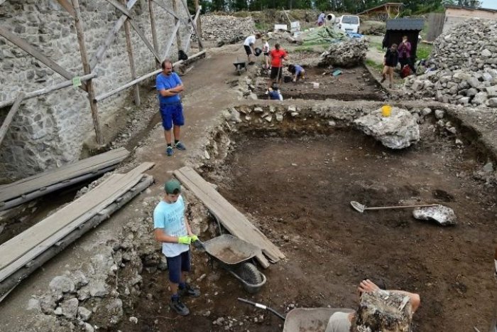 Ilustračný obrázok k článku Unikátne objavy na Pustom hrade. Nález kostry dieťaťa aj falošné mince