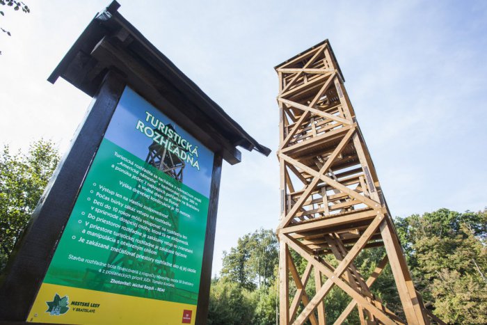 Ilustračný obrázok k článku Nová rozhľadňa pod Kamzíkom je oficiálne otvorená, výhľad však veľmi neočaril
