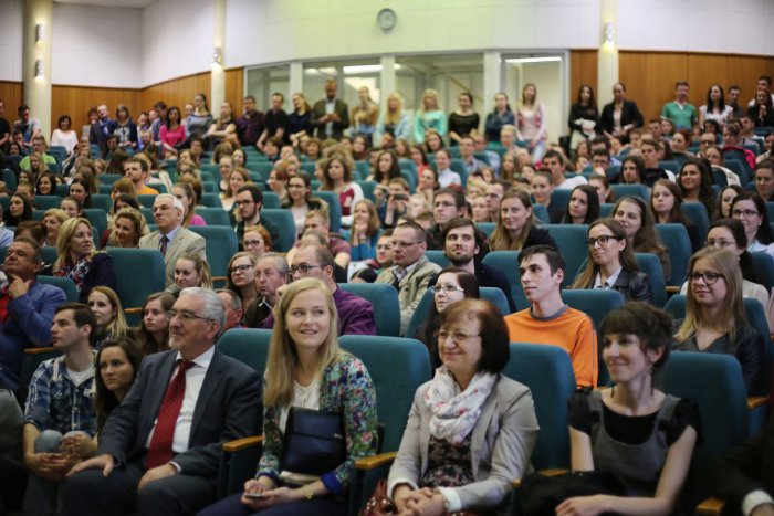 Ilustračný obrázok k článku Vzácna návšteva na bystrickej UMB. Pod Urpín mieri osobnosť európskej ekonómie