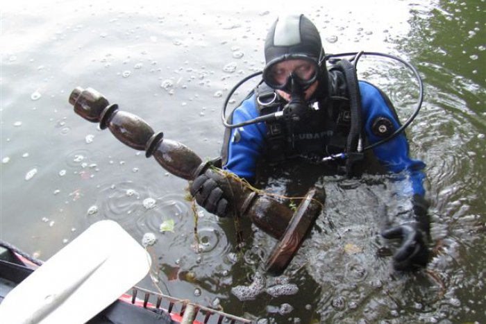 Ilustračný obrázok k článku Smetisko pod vodou. Jazero Malý Draždiak je najmä zásluhou stavebníkov plné odpadu