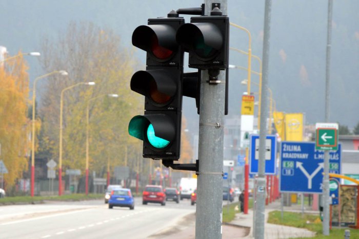 Ilustračný obrázok k článku VEDELI STE, ŽE: Na väčšine križovatiek Ružomberka už máme zelenú vlnu?!