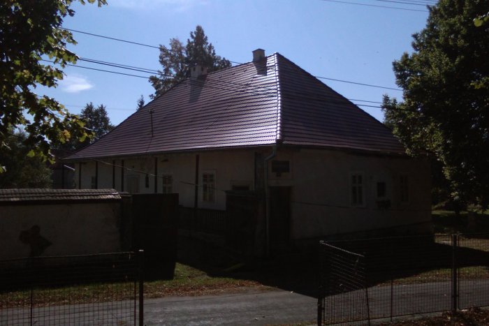 Ilustračný obrázok k článku FOTO: Pri Lučenci opravujú Timravin rodný dom. Problémom je smutná skutočnosť