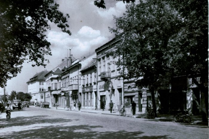 Ilustračný obrázok k článku FOTO: Tepna Lučenca pred desiatkami rokov. Masarykova ulica na dobových záberoch