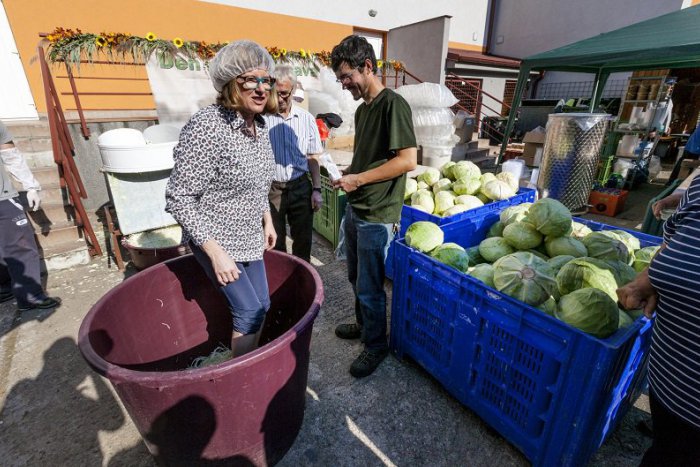 Ilustračný obrázok k článku Vôbec sa s tým nepárali! Kapustu musela v sude šliapať aj ministerka