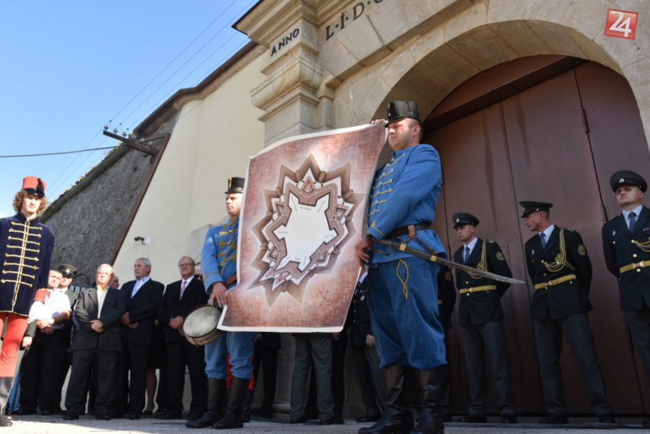 Ilustračný obrázok k článku V OBRAZOCH: Leopoldov zažil veľkolepú slávnosť pomenovania brán a bášt