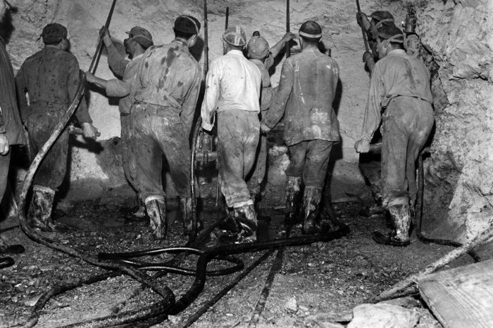 Ilustračný obrázok k článku Ako to vyzeralo počas výstavby Bujanovského tunela: Dobové FOTKY, ktoré by bola škoda nevidieť!