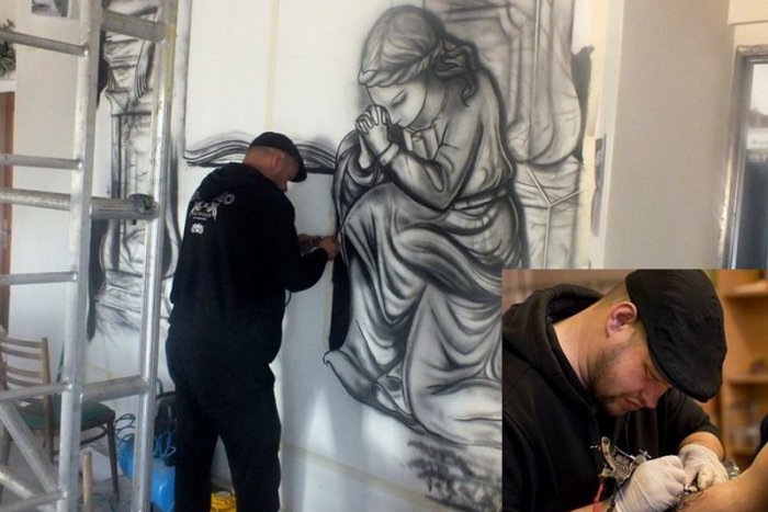 Ilustračný obrázok k článku Umelec to naplno rozbalil na netradičnom mieste: Dom smútku zmenil na nepoznanie