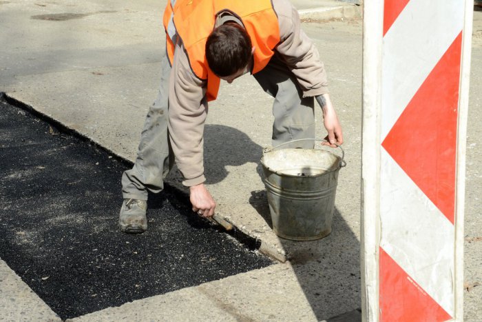 Ilustračný obrázok k článku V Považskobystrickom okrese už plánujú opravy ciest: Kde presne a za koľko?