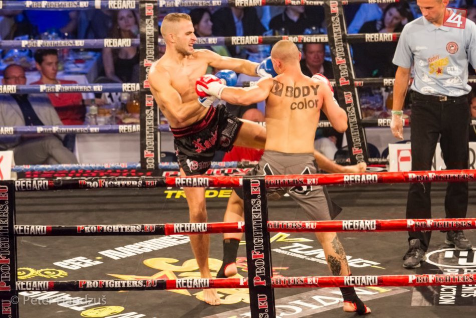 Ilustračný obrázok k článku Popradský "Had" si opasok neopásal: Hadzima si to v ringu rozdal s Lejourom