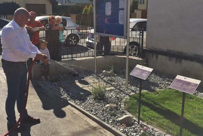 Ilustračný obrázok k článku Prvá stavebná sporiteľňa podporila revitalizáciu centra Uhorskej Vsi. Do práce sa zapojili aj občania