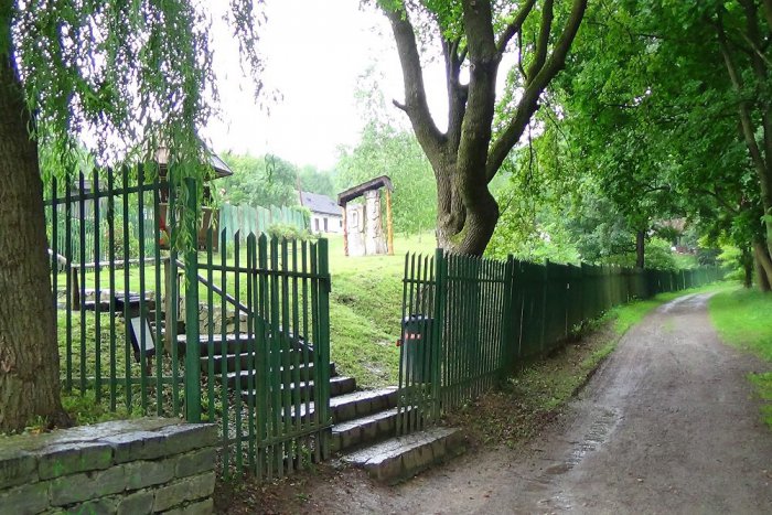 Ilustračný obrázok k článku Pozoruhodné dielo: Pozrite si, ako vidí umelec drevenicu v humenskom skanzene