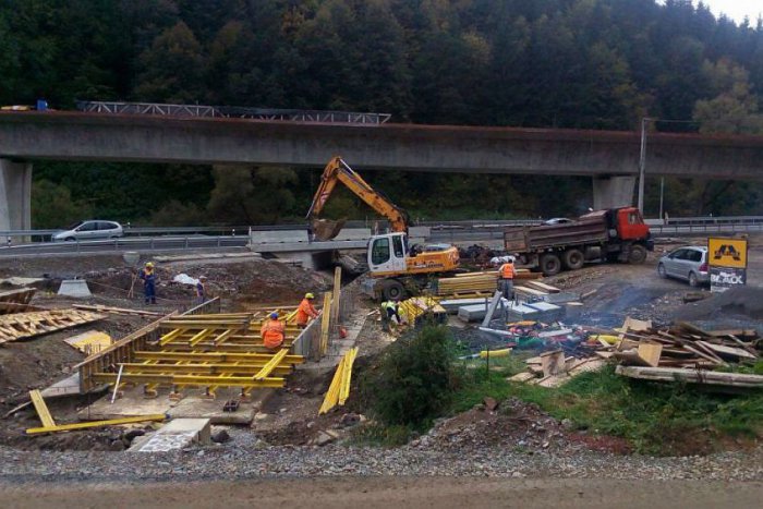 Ilustračný obrázok k článku FOTO: Chladné počasie stavbárov nezastavilo. Brezniansky obchvat rastie pred očami