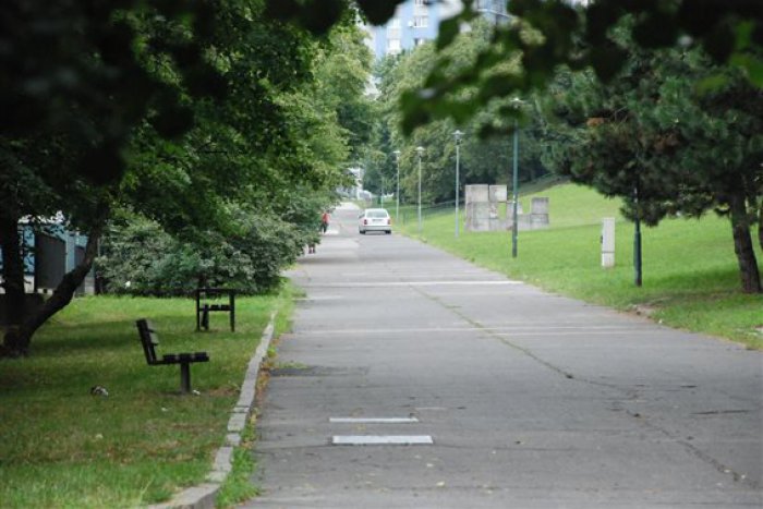 Ilustračný obrázok k článku Dúbravka plánuje obnoviť zanedbanú pešiu zónu a vytvoriť oddychovú promenádu