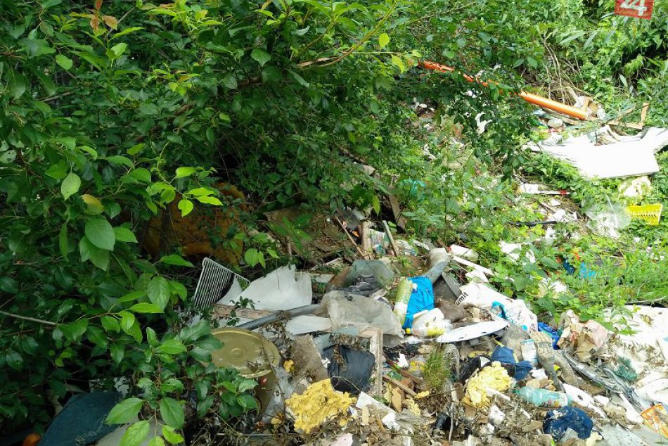 Ilustračný obrázok k článku Vrakunčania pôjdu pre chemickú skládku protestovať pred Úrad vlády SR