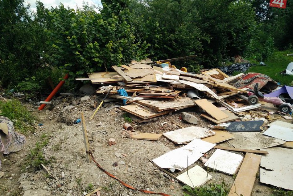 Ilustračný obrázok k článku FOTO: Bystričania sa konečne dočkali. Čierna skládka pri rómskej osade zmizne!