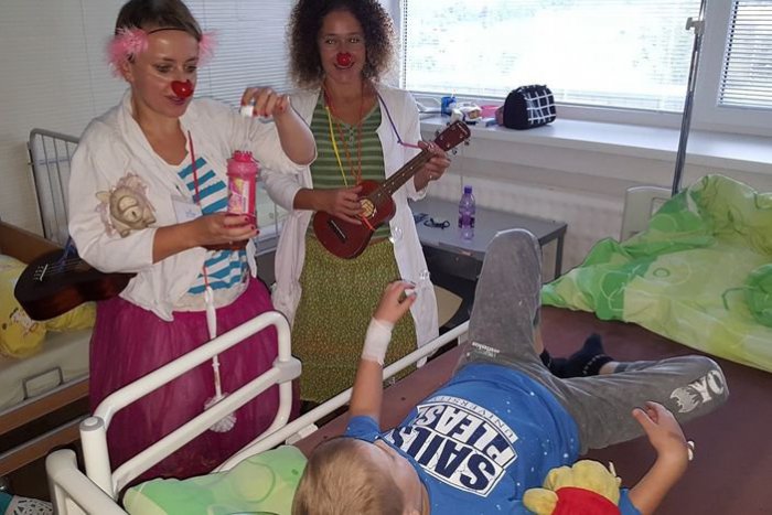 Ilustračný obrázok k článku Na operáciu odchádzajú so smiechom. Malých pacientov v Bystrici rozveseľujú klauni