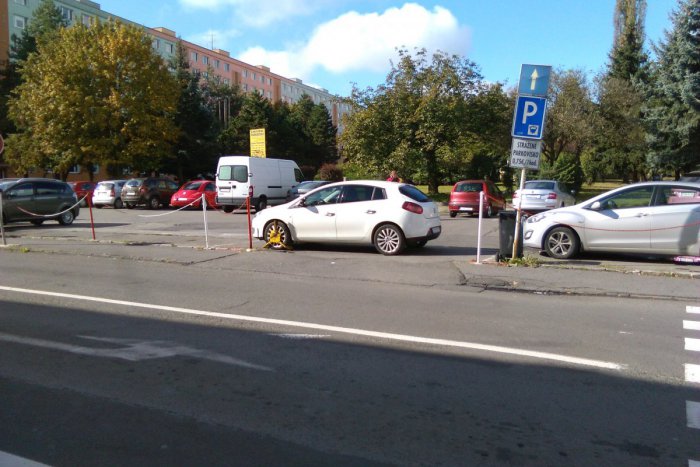 Ilustračný obrázok k článku FOTO: Parkovisko v centre Lučenca opäť zablokovali. Na mieste zasahovala polícia